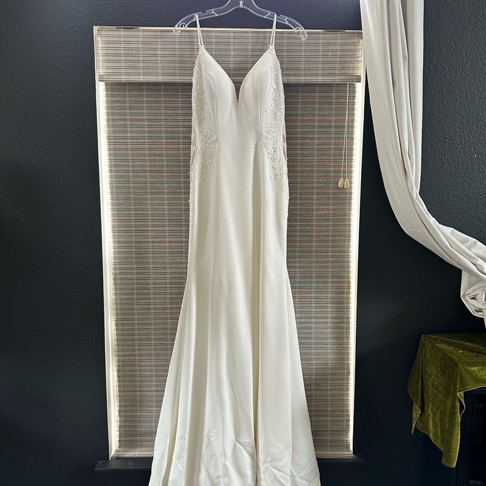 Private Label by G Elegant White Wedding Dress
